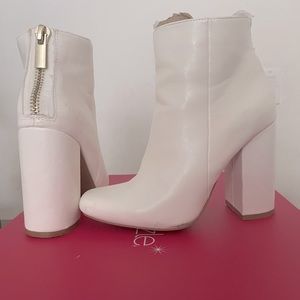 White Ankle Boots - Shoedazzle - Size 6